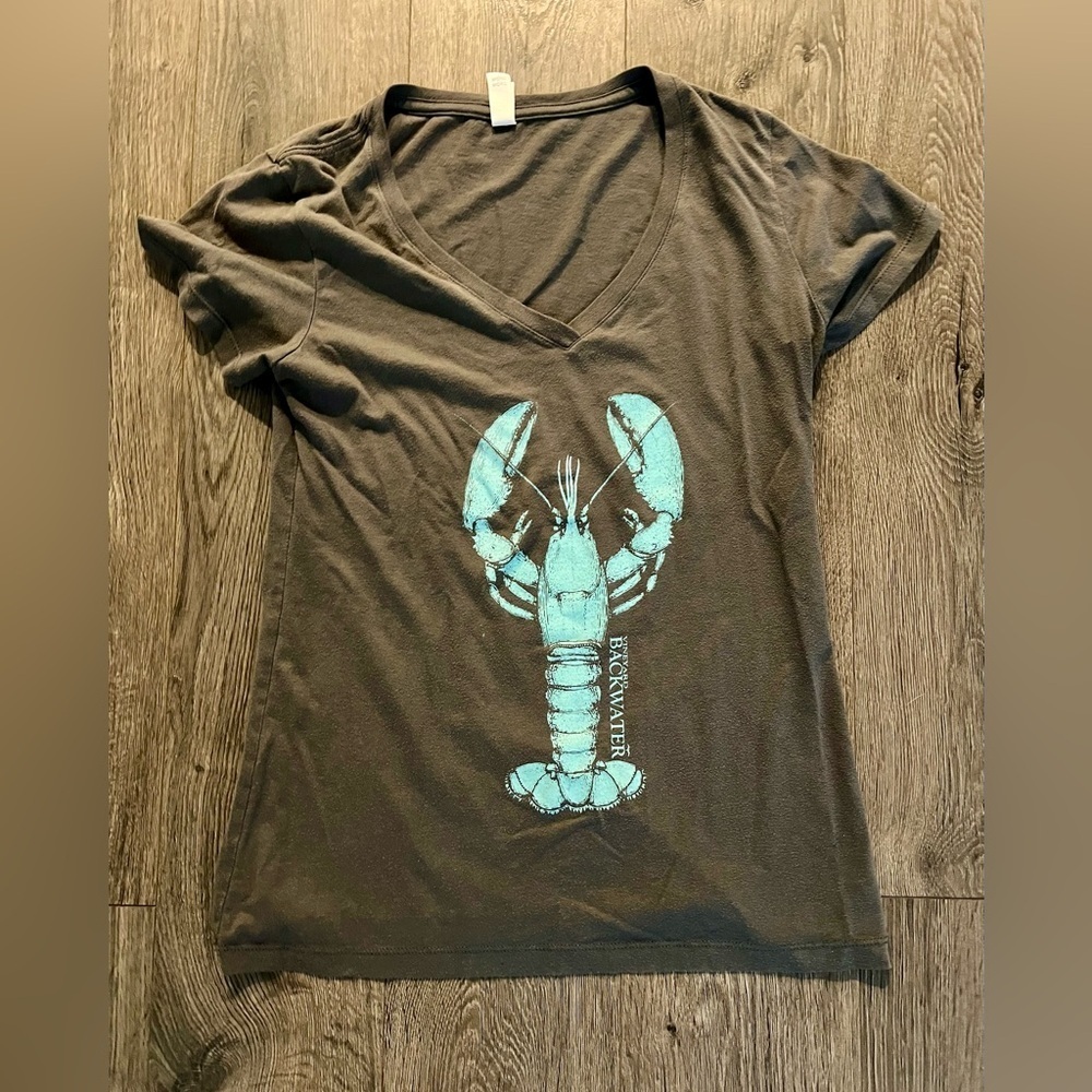 Backwater Martha’s Vineyard Lobster V-Neck Tee Edgartown women’s EUC boutique​​